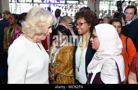 La duchesse de Cornouailles parle à vous comme elle fréquente la Communauté Grand Déjeuner au Queen Elizabeth II Conference Centre à Londres au cours de la réunion des chefs de gouvernement du Commonwealth sommet biennal. Banque D'Images