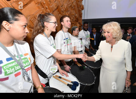 La duchesse de Cornouailles parle à vous comme elle fréquente la Communauté Grand Déjeuner au Queen Elizabeth II Conference Centre à Londres au cours de la réunion des chefs de gouvernement du Commonwealth sommet biennal. Banque D'Images