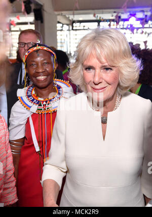 La duchesse de Cornouailles parle à vous comme elle fréquente la Communauté Grand Déjeuner au Queen Elizabeth II Conference Centre à Londres au cours de la réunion des chefs de gouvernement du Commonwealth sommet biennal. Banque D'Images