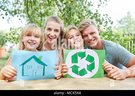 Famille heureuse avec dessin d'accueil et logo de recyclage Banque D'Images