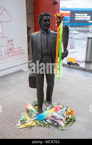 Ken Dodd,Ken Dodd,sculpture,statue,diddymen,comédien,,institution,chatouillant,stick,train,Lime Street Station,Hall,Liverpool, Merseyside, Angleterre,,UK, Banque D'Images