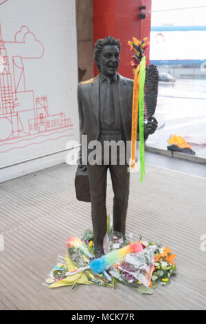 Ken Dodd,Ken Dodd,sculpture,statue,diddymen,comédien,,institution,chatouillant,stick,train,Lime Street Station,Hall,Liverpool, Merseyside, Angleterre,,UK, Banque D'Images