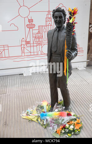 Ken Dodd,Ken Dodd,sculpture,statue,diddymen,comédien,,institution,chatouillant,stick,train,Lime Street Station,Hall,Liverpool, Merseyside, Angleterre,,UK, Banque D'Images