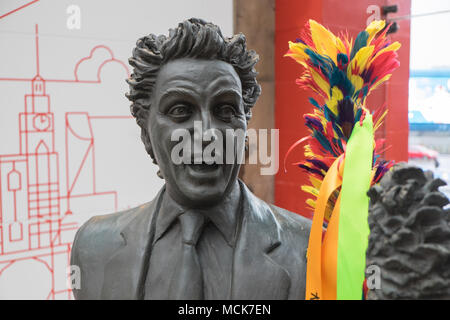 Ken Dodd,Ken Dodd,sculpture,statue,diddymen,comédien,,institution,chatouillant,stick,train,Lime Street Station,Hall,Liverpool, Merseyside, Angleterre,,UK, Banque D'Images