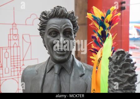 Ken Dodd,Ken Dodd,sculpture,statue,diddymen,comédien,,institution,chatouillant,stick,train,Lime Street Station,Hall,Liverpool, Merseyside, Angleterre,,UK, Banque D'Images