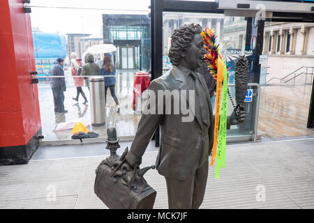 Ken Dodd,Ken Dodd,sculpture,statue,diddymen,comédien,,institution,chatouillant,stick,train,Lime Street Station,Hall,Liverpool, Merseyside, Angleterre,,UK, Banque D'Images