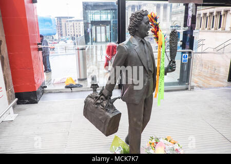 Ken Dodd,Ken Dodd,sculpture,statue,diddymen,comédien,,institution,chatouillant,stick,train,Lime Street Station,Hall,Liverpool, Merseyside, Angleterre,,UK, Banque D'Images