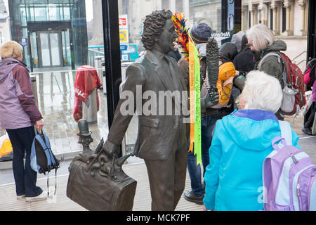 Ken Dodd,Ken Dodd,sculpture,statue,diddymen,comédien,,institution,chatouillant,stick,train,Lime Street Station,Hall,Liverpool, Merseyside, Angleterre,,UK, Banque D'Images