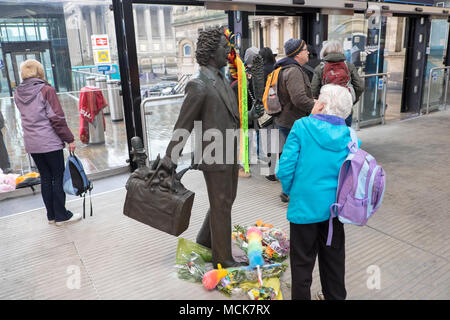 Ken Dodd,Ken Dodd,sculpture,statue,diddymen,comédien,,institution,chatouillant,stick,train,Lime Street Station,Hall,Liverpool, Merseyside, Angleterre,,UK, Banque D'Images