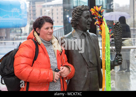 Ken Dodd,Ken Dodd,sculpture,statue,diddymen,comédien,,institution,chatouillant,stick,train,Lime Street Station,Hall,Liverpool, Merseyside, Angleterre,,UK, Banque D'Images