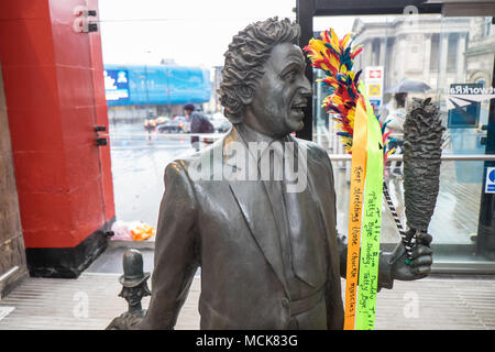 Ken Dodd,Ken Dodd,sculpture,statue,diddymen,comédien,,institution,chatouillant,stick,train,Lime Street Station,Hall,Liverpool, Merseyside, Angleterre,,UK, Banque D'Images