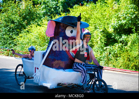 Portland, Oregon, USA - Le 14 août 2010 : Annual Mt. Boîte à Savon adultes Tabor courses tenues chaque été en août. Beaucoup de modèles uniques dans cette famille f Banque D'Images