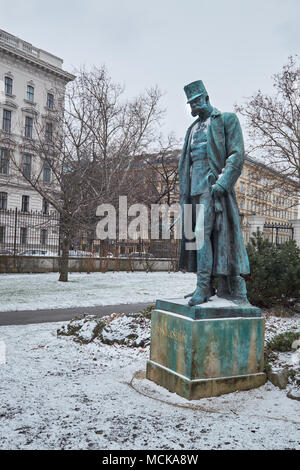 Vienne, AUTRICHE - Mars 18, 2018 : Statue de l'empereur François Joseph I dans parc Burggarten, Vienne, Autriche. La statue a été réalisée en 1908 par Josef Tuch comme Banque D'Images