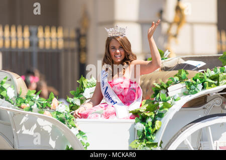 Washington, D.C., USA - Le 14 avril 2018 Miss Amérique sur un chariot avec des fleurs blanches en descendant la route en 2018 Défilé National Cherry Blossom Banque D'Images