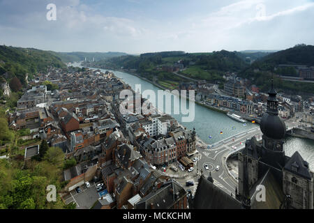 Dinant, Belgique - le 7 mai 2017 : au bord de la Meuse, à partir de la citadelle. La Mosane citadelles de Dinant, Namur et Huy sont inclus dans le te Banque D'Images