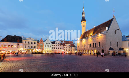 Tallinn, Estonie - 30 juillet 2017 : les gens sur la place de l'hôtel de ville dans la nuit. La vieille ville est l'une des villes médiévales les mieux préservées en Europe et Banque D'Images