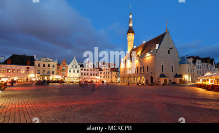 Tallinn, Estonie - 30 juillet 2017 : les gens sur la place de l'hôtel de ville dans la nuit. La vieille ville est l'une des villes médiévales les mieux préservées en Europe et Banque D'Images