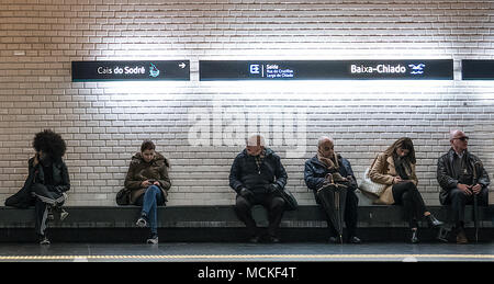 Les gens dans l'attente de l'arrivée du métro à Lisbonne, Portugal Banque D'Images