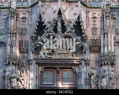 Cathédrale notre-Dame de Strasbourg façade nord portail de détail Saint-Laurent Banque D'Images