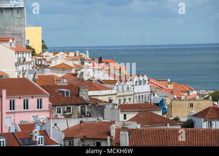 Une vue sur les toits de l'Alfama à Lisbonne, Portugal Banque D'Images