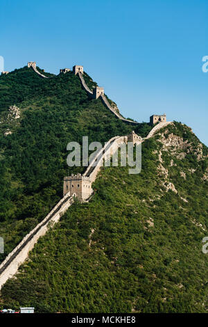 Vue du bas de la montagne de Grande Muraille de Chine s'étendant jusqu'au flanc d'une montagne Banque D'Images