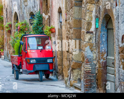 Singes dans la ville de Pitigliano en Toscane, Italie Banque D'Images