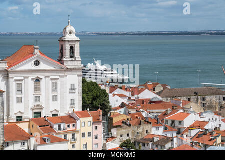 Une vue sur les toits de l'Alfama à Lisbonne, Portugal Banque D'Images