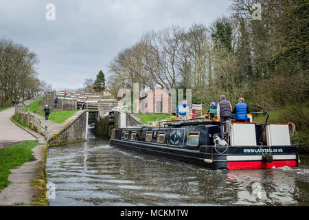 Un grand hôtel dans le bateau prends cinq écluses sur le canal de Leeds et Liverpool, Bingley, près de Bradford, West Yorkshire, Angleterre. Banque D'Images