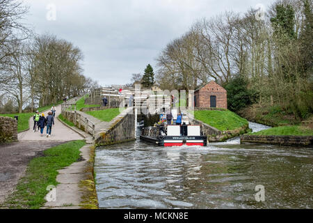 Un grand hôtel dans le bateau prends cinq écluses sur le canal de Leeds et Liverpool, Bingley, près de Bradford, West Yorkshire, Angleterre. Banque D'Images