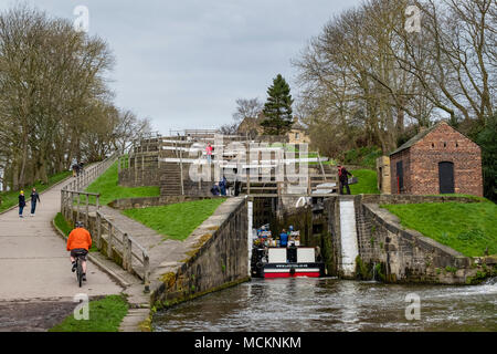 Un grand hôtel dans le bateau prends cinq écluses sur le canal de Leeds et Liverpool, Bingley, près de Bradford, West Yorkshire, Angleterre. Banque D'Images