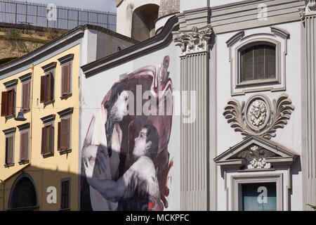 Façades avec peinture murale à côté de la Basilique Santa Maria della Sanita, le centre de Naples, Italie Banque D'Images