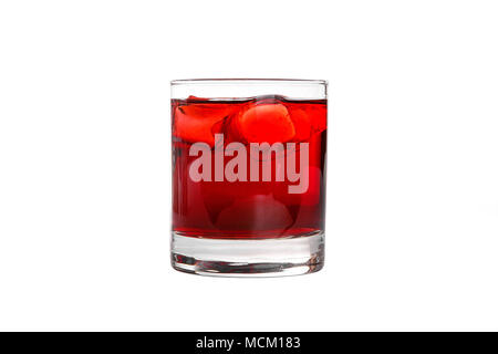 D'une couleur transparente, cocktail rafraîchissant dans un verre avec des glaçons avec goût de baies, cerises, fraises, pamplemousses. Vue latérale Isola Banque D'Images