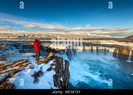 Photoghaper prenant une photo à cascade Godafoss en hiver, l'Islande. Banque D'Images