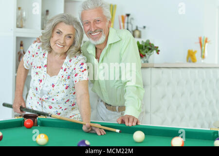 Senior couple jouant au billard Banque D'Images