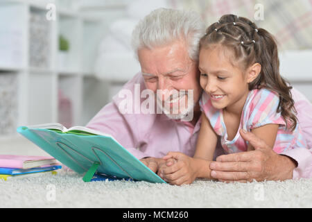 Father helping son with Homework Banque D'Images