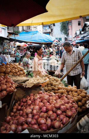 Vendeurs au marché aux légumes Grant Road dans le centre-ville de Mumbai Banque D'Images