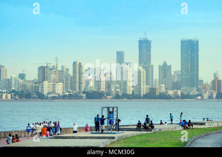 Vue de la promenade BWSL à Bandra avec le Mahim Bay, la mer d'Oman et le district de Dadar Mumbai en arrière-plan Banque D'Images