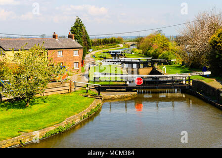 Le top des verrous sur la branche de l'Rufford Leeds et Liverpool Canal juste en dehors de Burscough, Lancashire Banque D'Images