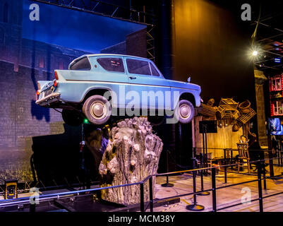 Voiture bleue, Studios de Harry Potter, la fabrication d'Harry Potter Warner Bros Studio Tour, Londres, Angleterre Leavesden, Royaume-Uni, Europe Banque D'Images