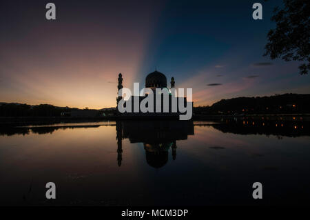 Lever du Soleil avec Ray de lumières par la "Mosquée Flottante' dans Likas, Kota Kinabalu, Sabah. Banque D'Images