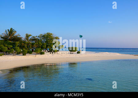 Sourire tout le séjour au coucher du soleil signe Lux Resort South Ari Atoll Maldives Banque D'Images