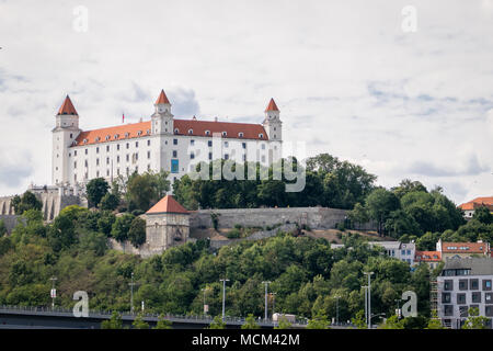 Le château de Bratislava au-dessus du Danube Banque D'Images