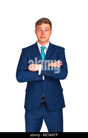 Homme d'affaires en couleur bleu marine costume et bras croisés, isolé sur fond blanc. Banque D'Images