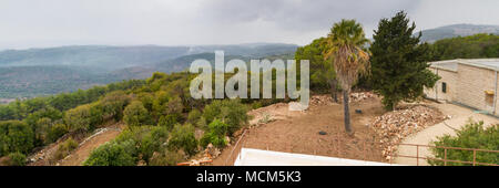 Vue sur la vallée de Jezreel dans le brouillard, l'hiver de pluie jour du Monastère des Carmélites à Muhraqa sur le Mont Carmel, Basse Galilée, Israël Banque D'Images