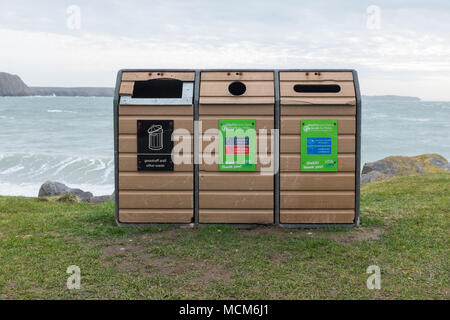 Les bacs de recyclage à Lydstep Beach le sentier côtier du Pembrokeshire au Pays de Galles Banque D'Images