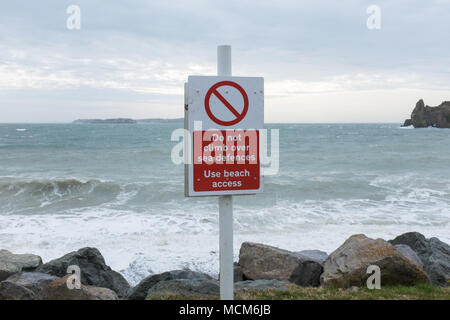 Inscrivez-mise en garde contre la montée au défenses de la mer à Lydstep Beach le sentier côtier du Pembrokeshire au Pays de Galles Banque D'Images