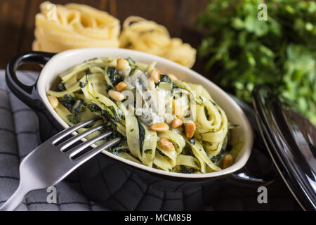 Tagliatelle aux épinards, noix de pin et fromage Gorgonzola Banque D'Images