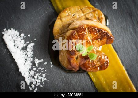 Le foie gras poêlé. Foie Gras à la purée de mangue. Banque D'Images