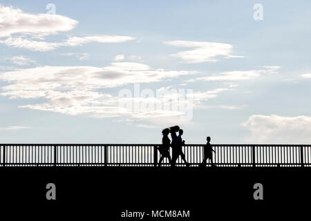 Silhouette de personnes marchant sur le pont Banque D'Images