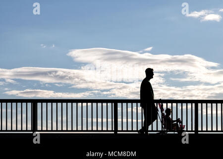 Silhouette de personnes marchant sur le pont Banque D'Images